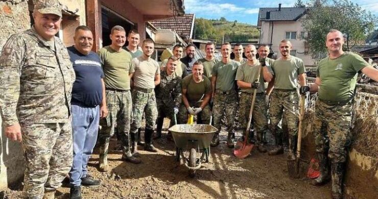 Oružane snage BiH osmi dan bez pauze pomažu unesrećenima poplavama