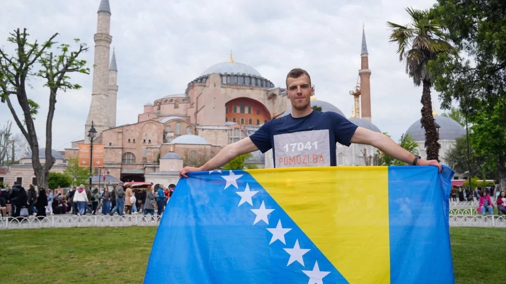 Faruk Suljović prešao 1.200 kilometara i prikupio više od 50.000 KM za liječenje Anelije Smajić
