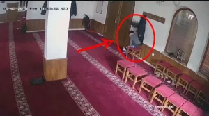 Mali Ahmed iz Novog Pazara dirnuo srca: Dao cijeli džeparac u sadaku dok je babo klanjao