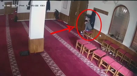 Mali Ahmed iz Novog Pazara dirnuo srca: Dao cijeli džeparac u sadaku dok je babo klanjao