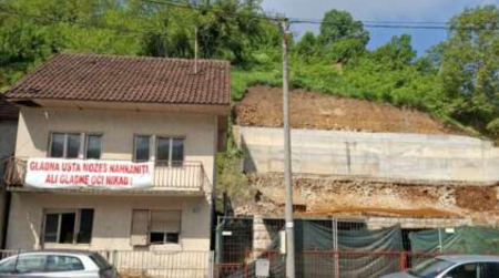 Velmi i Svetlani komšija srušio stepenice i blokirao ulaz u kuću i dvorište