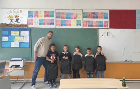 Učitelj Junus obradovao svojih 5 učenika: Organizovao akciju da im se kupe novi laptopi za kraj školske godine