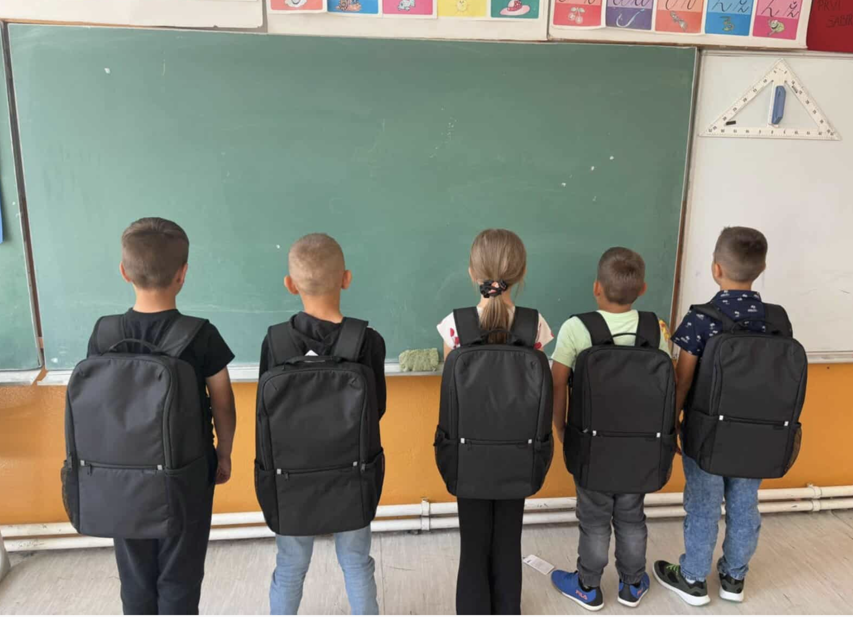 Učitelj Junus obradovao svojih 5 učenika: Organizovao akciju da im se kupe novi laptopi za kraj školske godine
