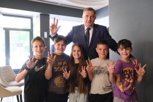 NAKON FIJASKA U DOBOJU, DODIK ISKORISTIO DJECU: S podignuta tri prsta mu zamijenili "tmurne političare"