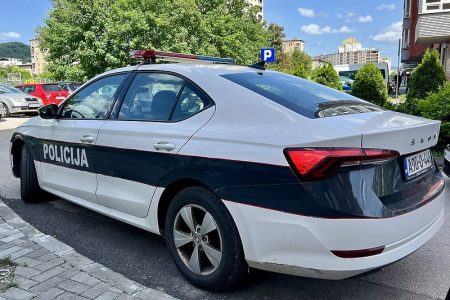 Policajci suspendovani: Usred dana vodili ljubav u patrolnom vozilu