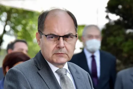 Narod više nema vremena čekati- Schmidtu upućen poziv da nametne i vanredne državne izbore