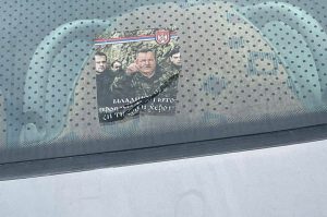 Skandal u Zvorniku- Autobus omladinaca Radničkog oblijepljen naljepnicama s likom Ratka Mladića