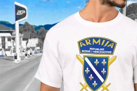 BURNO NA SJEVERU BiH: Kažnjen zbog majice s grbom Armije RBiH -“Na izlasku iz stanice policajac je podigao tri prsta…”