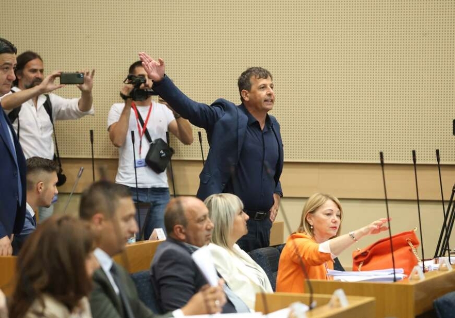 (VIDEO) MUK U PARLAMENTU RS: Vukanović iznosi “prljavi veš”, spominje Dodika i Stevandića