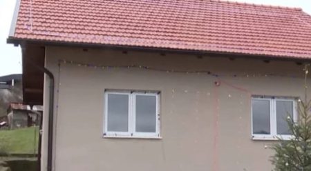 Jasmin popravio kuću komšijama da u njoj dočekaju Božić: “Mislim da je ovo i jeste Bosna” Jasmin popravio kuću komšijama da u njoj dočekaju Božić: “Mislim da je ovo i jeste Bosna”