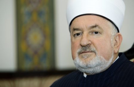 Mustafa ef. Cerić poziva Bošnjake na kupovinu nekretnina u RS-u: “Ne smijemo se povući s teritorije BiH” Mustafa ef. Cerić poziva Bošnjake na kupovinu nekretnina u RS-u