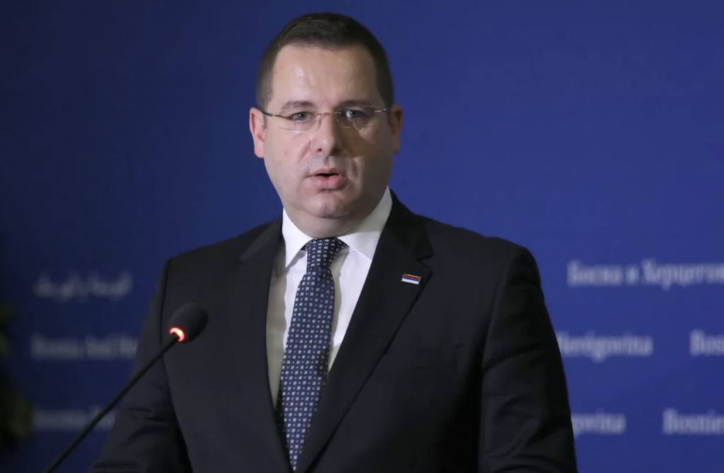 Šokantno poređenje SNSD-ovog telala podiglo buru: Uporedio Aliju Izetbegovića sa Hitlerom izjava glasnogovornika SNSD-a koja poredi Aliju Izetbegovića i Adolfa Hitlera izazvala burne reakcije u javnosti