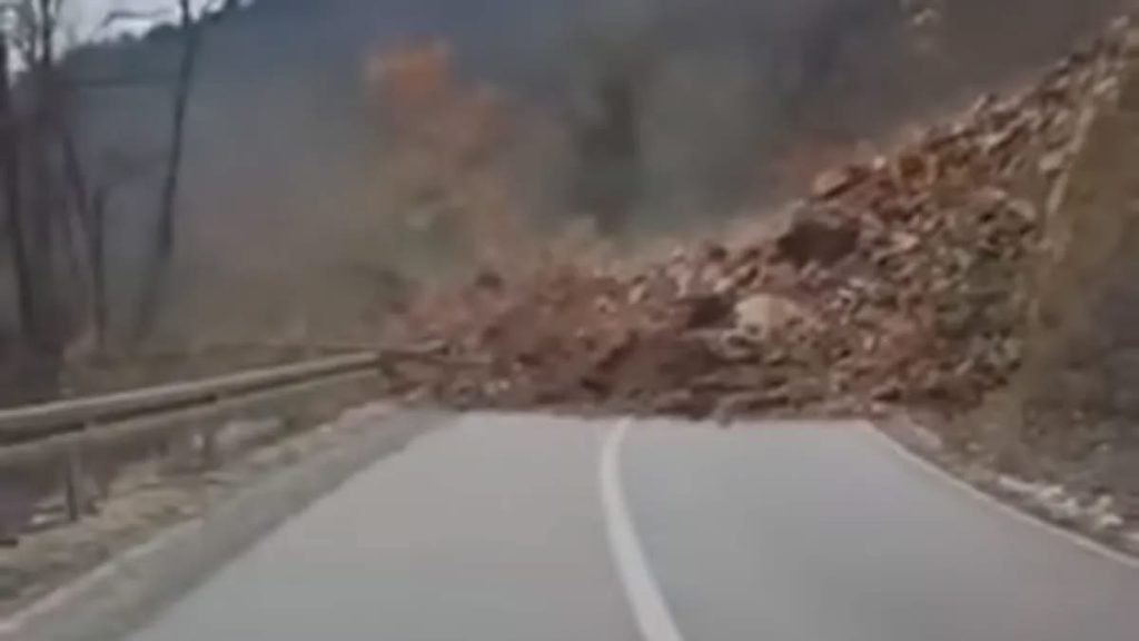 Vozač izbjegao tragediju! Odron na bh. putu: Koliko ljudi treba da pogine da bi se nešto uradilo