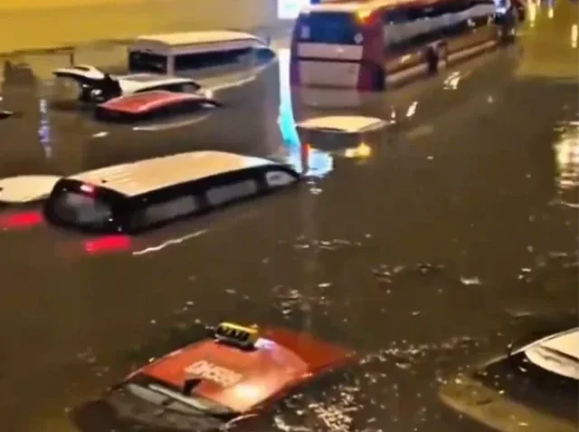 Dubai doživljava katastrofu! Aerodrom se ponekad pretvorio u ogromno jezero, a putevi u močvare (VIDEO)