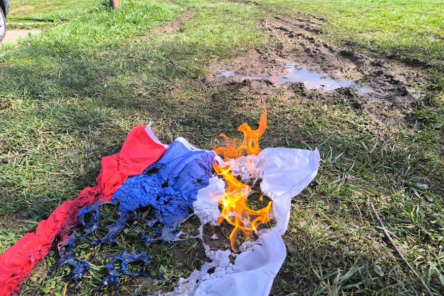 DRAMA NA DOBRINJI: Nakon grafita o ratnom zločincu Ratku Mladiću, zapaljena trobojka, komentari usijali društvene mreže