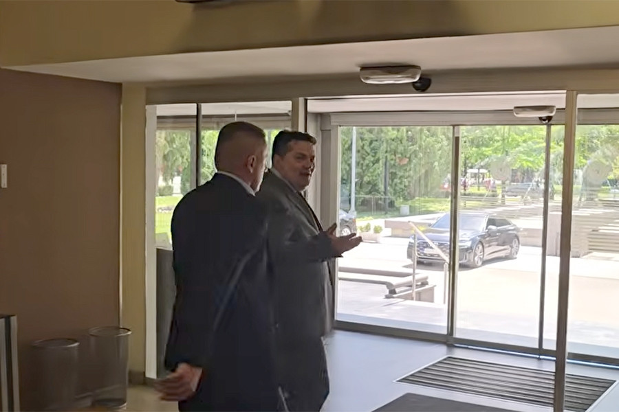 PROCURIO SNIMAK! Nenad Stevandić potpuno izgubio kontrolu u holu NSRS! (VIDEO)