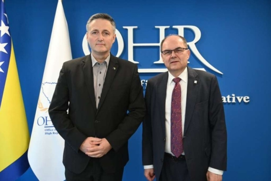 PREDSJEDAVAJUĆI PREDSJEDNIŠTVA BiH U ŠOKU: Denis Bećirović ima probleme usljed Schmidtove ostavke, evo o čemu je riječ PREDSJEDAVAJUĆI PREDSJEDNIŠTVA BiH U ŠOKU: Denis Bećirović ima probleme usljed Schmidtove ostavke, evo o čemu je riječ