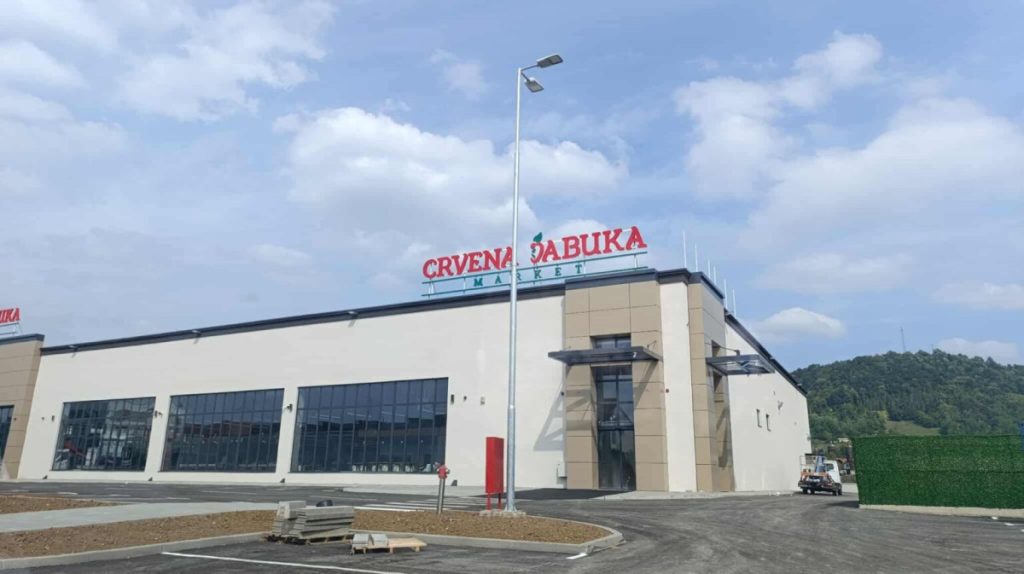 Crvena jabuka o slučaju “zabrana dresova”: “Nema prijetnji otkazima, riječ je o obaveznoj radnoj uniformi” Crvena jabuka o slučaju “zabrana dresova”: “Nema prijetnji otkazima, riječ je o obaveznoj radnoj uniformi”
