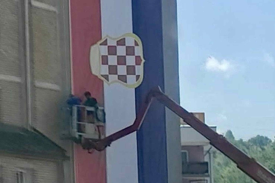 USIJANJE U SREDNJOJ BOSNI: U Novom Travniku izvješena ogromna zastava takozvane Herceg-Bosne (FOTO)