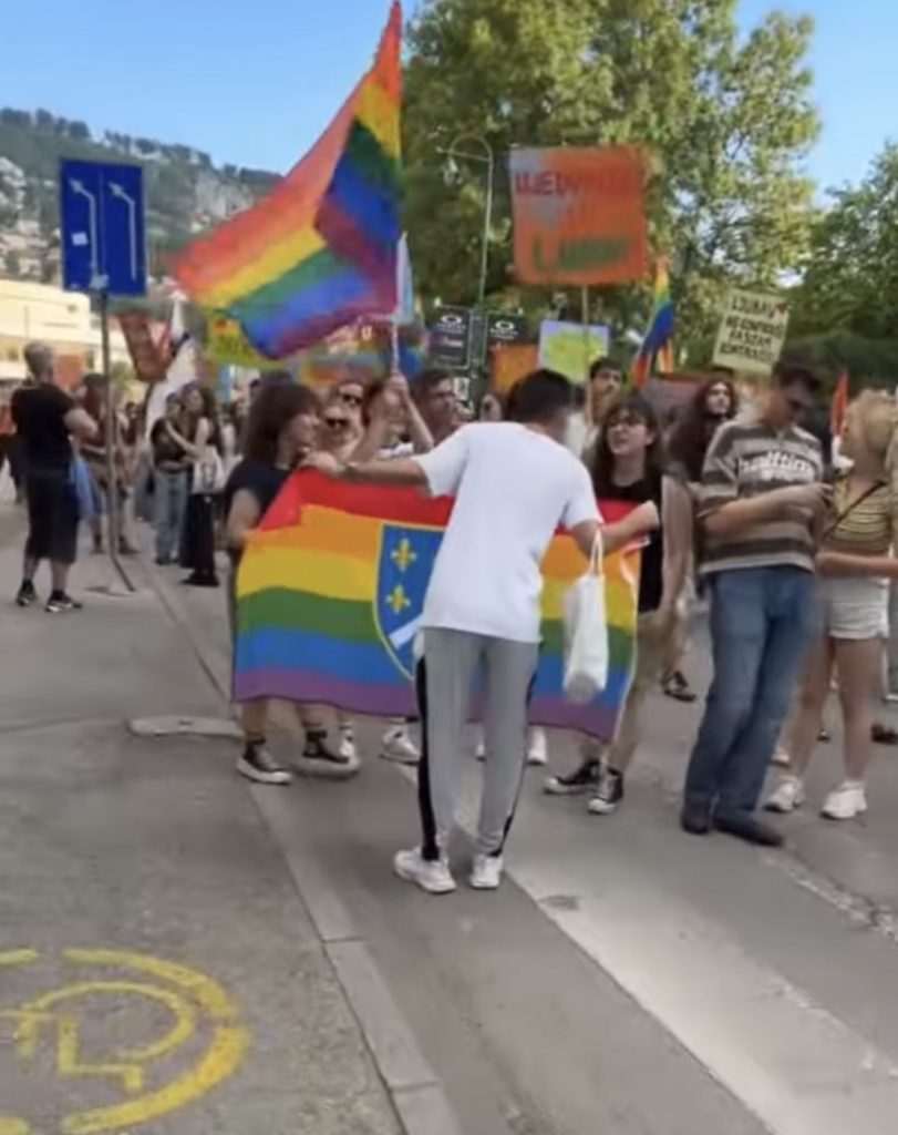Zastava s ljiljanima u duginim bojama na Bh. paradi ponosa: Mladić iz Sarajeva je ukrao i zapalio