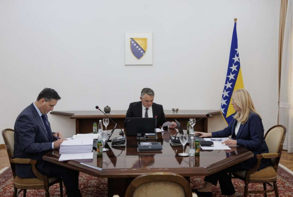 BURA NA SJEDNICI PREDSJEDNIŠTVA: Komšić glasao protiv