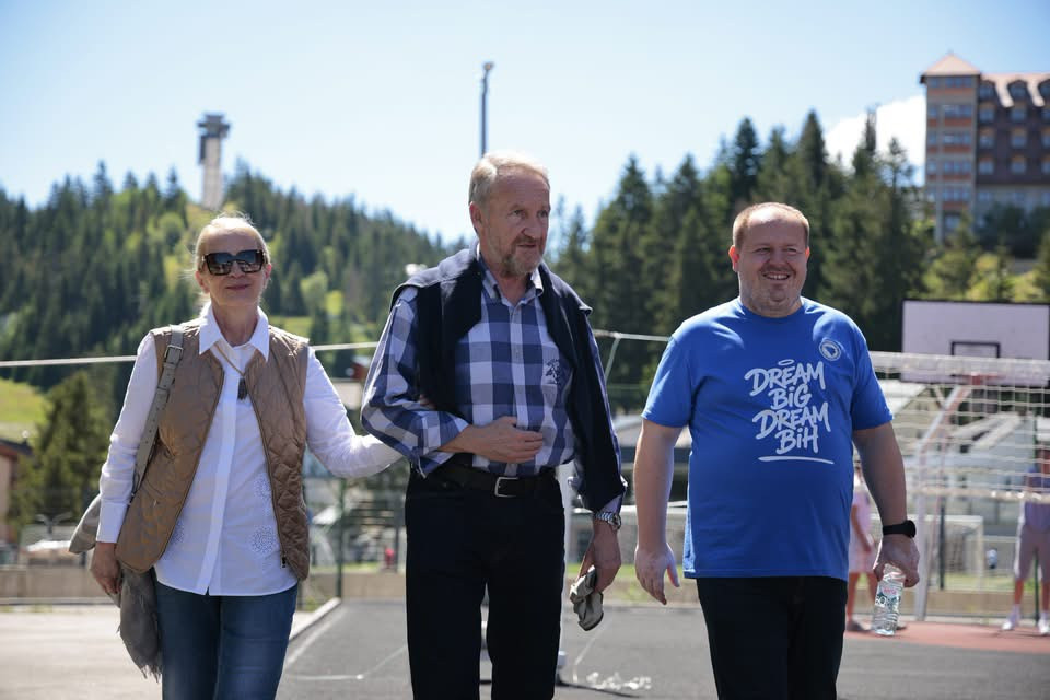 Bakir Izetbegović poslao snažnu poruku mladima: “U omladini je snaga, vrata SDA su širom otvorena” Bakir Izetbegović poslao snažnu poruku mladima: “U omladini je snaga, vrata SDA su širom otvorena”
