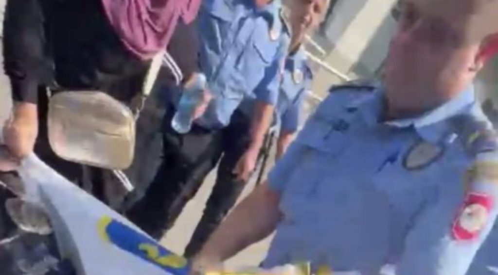 Policajci u Doboju pocijepali zastavu s ljiljanima, pa priveli ženu jer se tome usprotivila