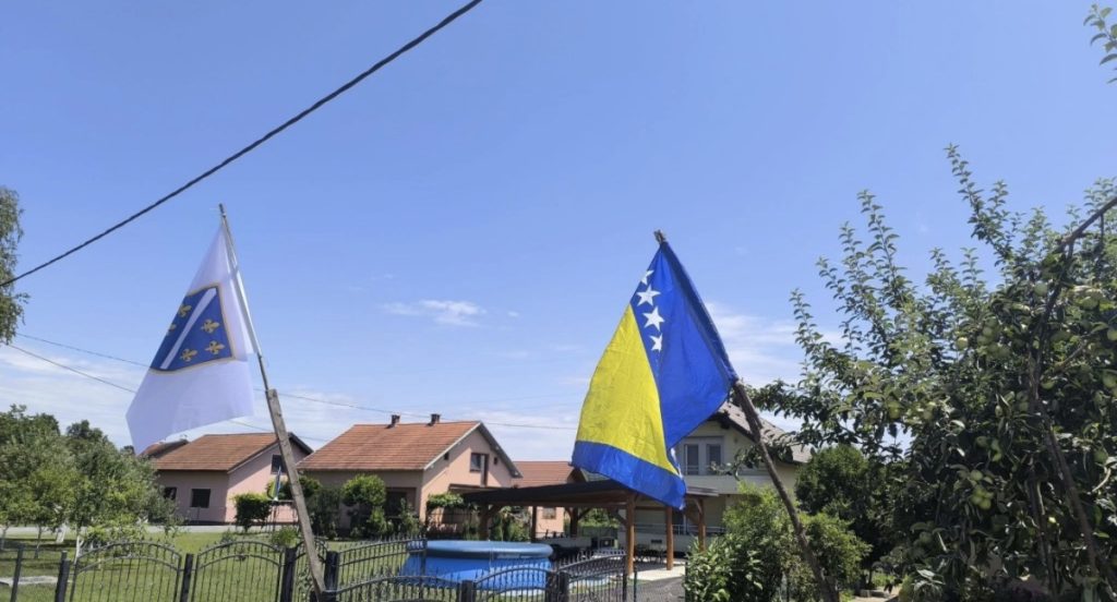 Provokacija na međuentitetskoj liniji, oglasio se imam: “Drznuše se “braća srbi” i strgaše nam državne zastave”