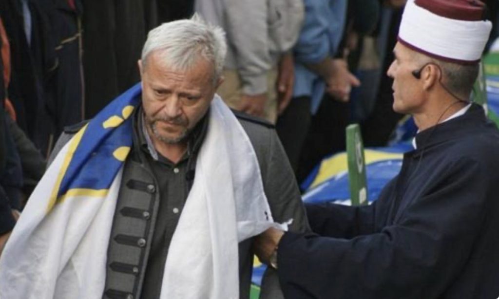 EMIR HADŽIHAFIZBEGOVIĆ POSLAO SNAŽNU PORUKU POVODOM 11. JULA: “U pamet, Bošnjaci”