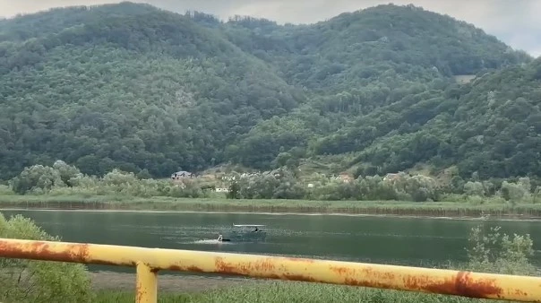 Muškarac koji je sa splava puštao pjesmu “Da Bog da se Srebrenica ponovila” prekršajno sankcionisan