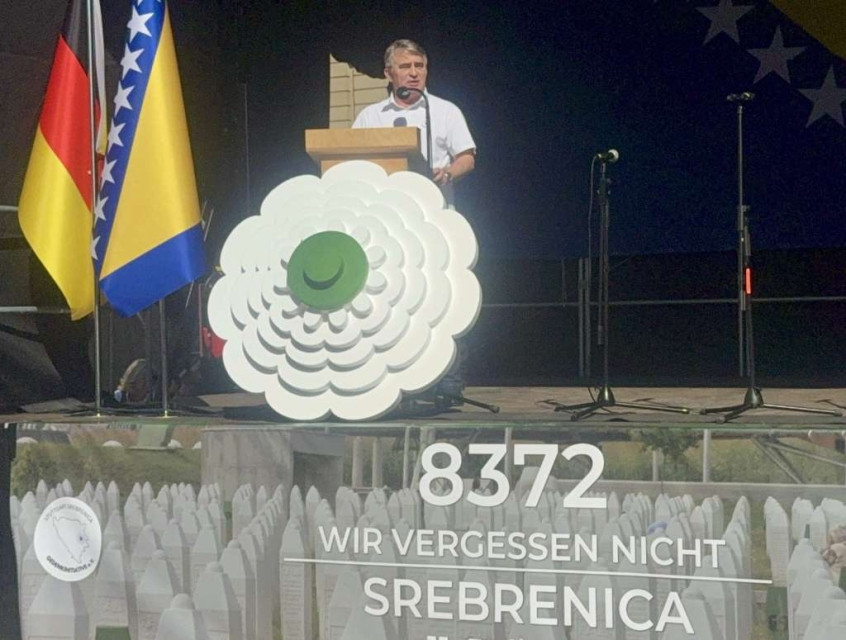 KOMŠIĆ IZ NJEMAČKE POSLAO SNAŽNU PORUKU: “Oni koji negiraju genocid rade to na vlastitu štetu”