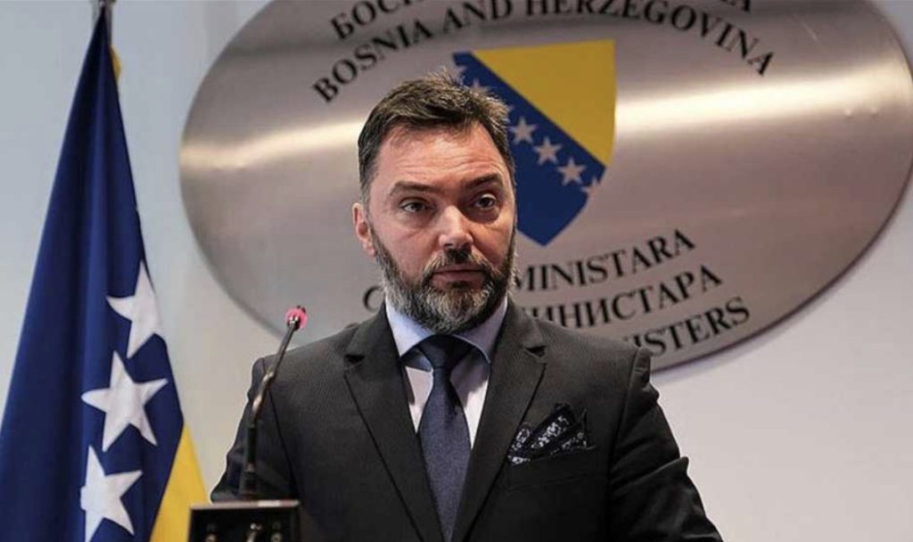 Ne priznaje državu BiH, ali priznaje državni novac: Košarac za dva dana u Briselu spiskao više od 14.000 KM