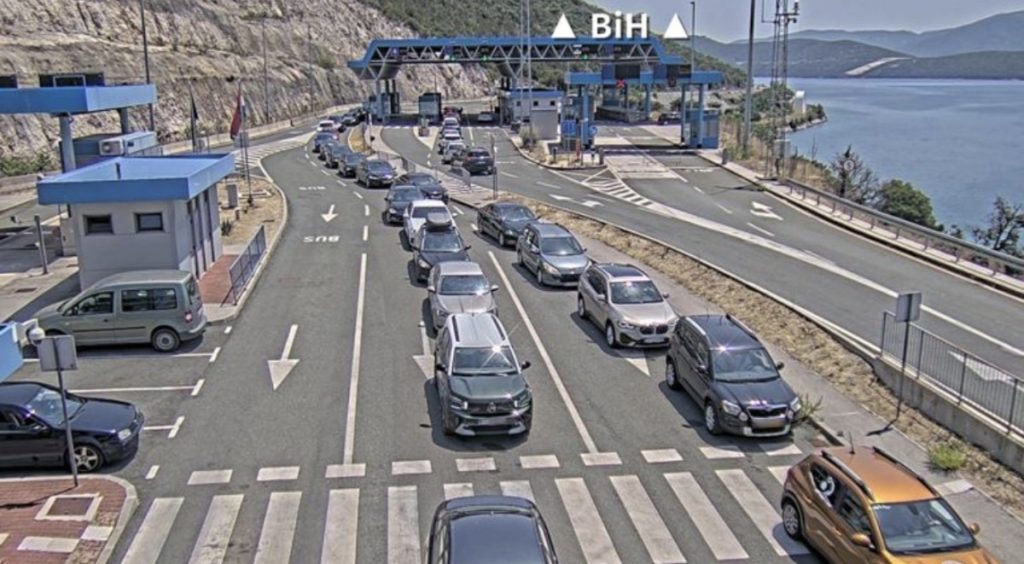 Kolone na granicama sve duže: Gužve na prijelazima prema Hrvatskoj, vozače čekaju višesatna zadržavanja
