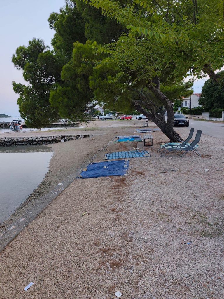 Borba protiv okupacije plaža: Jutros ostavili peškire da zauzmu mjesto, pa ostali bez njih