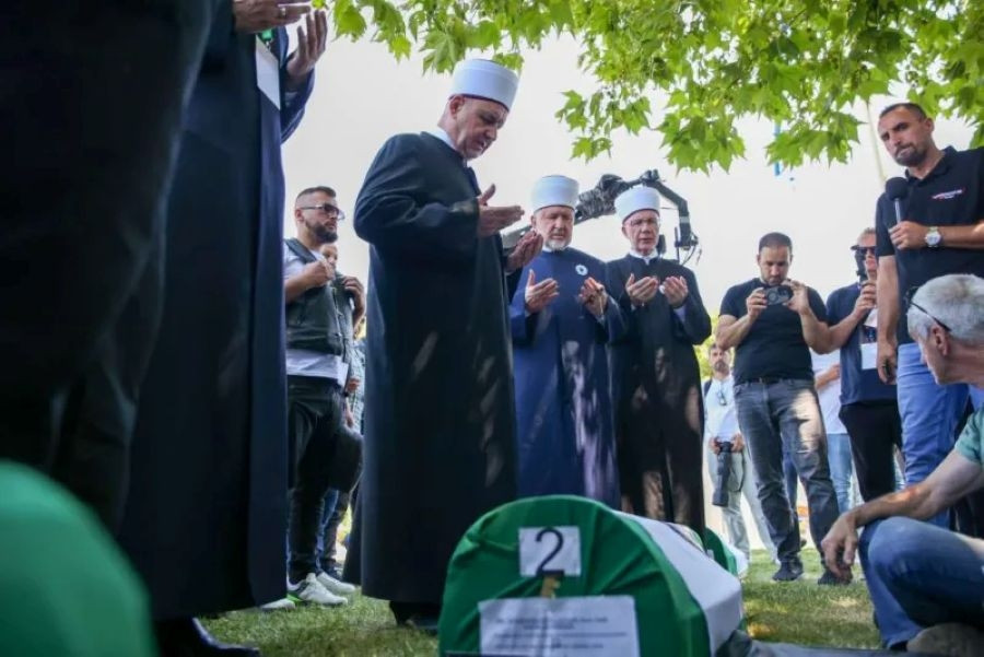 REIS KAVAZOVIĆ POSLAO SNAŽNU PORUKU IZ SREBRENICE: “Da čuvamo dostojanstvo svake…” REIS KAVAZOVIĆ POSLAO SNAŽNU PORUKU IZ SREBRENICE: "Da čuvamo dostojanstvo svake..."