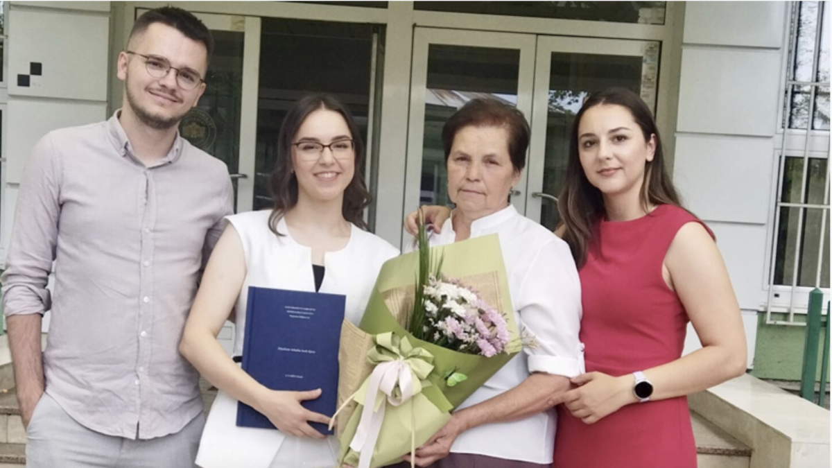 Životna pobjeda Bege Tihak: Sama podigla četvero djece, danas ponosno grli troje doktora