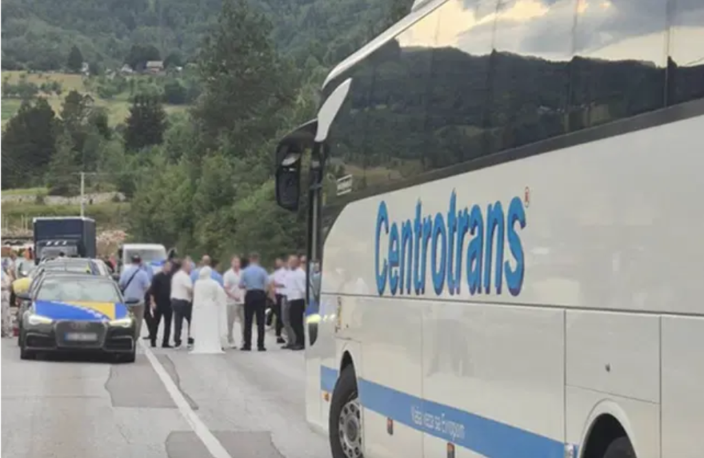 Haos u sabobraćaju: Masovna tuča potpuno zaustavila saobraćaj, policija na terenu! Haos u sabobraćaju: Masovna tuča potpuno zaustavila saobraćaj