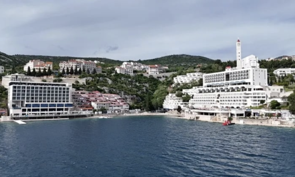 Ovo je tačna cijena: Evo koliko četveročlanu porodicu košta sedam dana odmora u Neumu Ljetna turistička sezona u Neumu za sada protiče u skladu s očekivanjima, a hotelijeri ističu da su zadovoljni popunjenošću smještajnih kapaciteta, posebno nakon izuzetno uspješne predsezone koju je obilježio veliki broj poslovnih i kongresnih događaja. Iako u julu i dalje ima slobodnih soba, najveća očekivanja usmjerena su prema augustu, kada se tradicionalno bilježi najveći broj gostiju. Predstavnici turističkog sektora smatraju da će budući razvoj turizma u jedinom bh. gradu na Jadranu u velikoj mjeri zavisiti od prilagođavanja novim trendovima i privlačenja turista sa zapadnoevropskih tržišta. Iz Udruženja hotelijera Neum navode da je ovogodišnja predsezona bila izuzetno uspješna zahvaljujući velikom broju seminara, konferencija i drugih poslovnih događaja koji su u grad doveli brojne posjetioce. Iako tokom vrhunca ljetne sezone hoteli još nisu potpuno popunjeni, dosadašnji rezultati ocjenjuju se vrlo dobrim, a optimizam vlada i kada je riječ o periodu nakon glavne sezone. Davor Krešić iz Udruženja hotelijera Neum ističe da se turističke navike posljednjih godina značajno mijenjaju, zbog čega će Neum morati prilagoditi svoju ponudu. Upravo se čita: Tužna vijest: U 38. godini preminuo mladi sarajevski veterinar Meho Halilović Nekada su tokom špice sezone dominirali gosti iz dijaspore koji su imali poseban osjećaj povezanosti s Bosnom i Hercegovinom. Međutim, ta generacija stari, dok njihova djeca više nemaju isti motiv za dolazak. Zbog toga se moramo snažnije okrenuti zapadnim tržištima, čiji gosti imaju drugačija očekivanja i traže viši kvalitet usluge za novac koji izdvajaju – kazao je Krešić. Rezervacije stižu u posljednjem trenutku Cijene smještaja Hotelijeri navode da je posljednjih godina sve izraženiji trend rezervacija neposredno pred dolazak, zbog čega je teško procijeniti konačnu popunjenost kapaciteta. Trenutno svi imamo slobodnih mjesta za august, ali iskustvo iz prošle godine pokazuje da se kapaciteti popune doslovno u posljednjem trenutku – rekao je Krešić. Upravo se čita: Veliki gubitak: U 47. godini života napustio nas ugledni hirurg Samir Haj Barakat Govoreći o cijenama, naglašava da one zavise od više faktora, poput vrste usluge, uzrasta djece, položaja sobe i pogleda, pa je teško odrediti jedinstvenu cijenu za porodični odmor. Prema njegovim riječima, dnevni boravak četveročlane porodice u hotelu na bazi polupansiona kreće se između 200 i 300 eura, odnosno od oko 400 do 600 KM. To znači da je za sedmodnevni odmor potrebno izdvojiti između 1.400 i 2.100 eura, odnosno približno od 2.800 do 4.200 KM. Slobodnih kapaciteta ima i u privatnom smještaju, gdje se cijene apartmana kreću od 50 do 150 eura po noćenju. Krešić ističe da u odnosu na prošlu godinu nije bilo povećanja cijena smještaja. Upravo se čita: Bosna i Hercegovina bogatija za još jednog čuvara Kur’ana: Ejub stekao časno zvanje hafiza Fokus na gostima iz zapadne Evrope Neumski hotelijeri posljednjih godina sve više pažnje usmjeravaju prema tržištima Francuske, Poljske i Slovenije, dok značajan potencijal vide i u Danskoj, Švedskoj te Belgiji. Ipak, upozoravaju da bi daljnji rast mogao biti ugrožen ukoliko se ne riješe problemi na graničnim prijelazima i procedure evidentiranja stranih gostiju. Ako do naredne godine ne olakšamo dolazak stranih turista u Neum, suočit ćemo se s ozbiljnim problemima u popunjavanju kapaciteta. Ova sezona je prošla relativno dobro, ali naredna bi mogla biti znatno izazovnija ukoliko izostanu konkretna rješenja – upozorio je Krešić.
