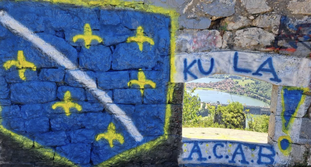 Dvije osobe iz Francuske crtale grafite sa ljiljanima na Kuli u Zvorniku: Policija istražuje slučaj Dvije osobe iz Francuske crtale grafite sa ljiljanima na Kuli u Zvorniku: Policija istražuje slučaj