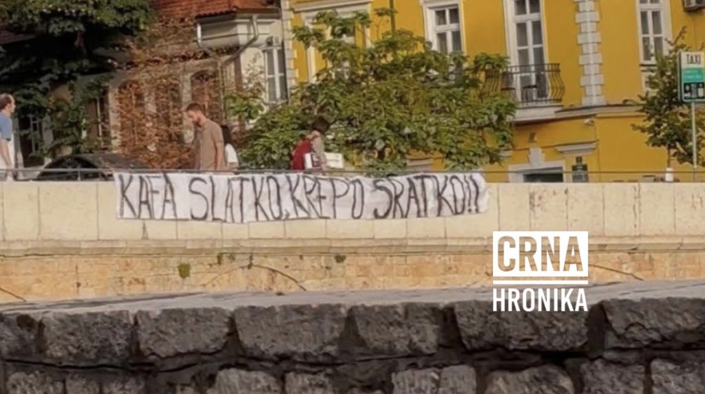 Neobična poruka osvanula u centru Sarajeva: Plakat na Latinskoj ćupriji privukao pažnju prolaznika