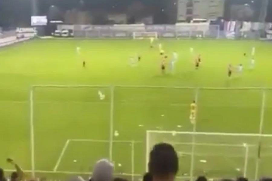 “J*** VAM VAŠEG GENERALA”: Orilo se u Novom Pazaru, navijači zasuli teren pelenama zbog smrti ratnog zločinca Ratka Mladića (VIDEO)