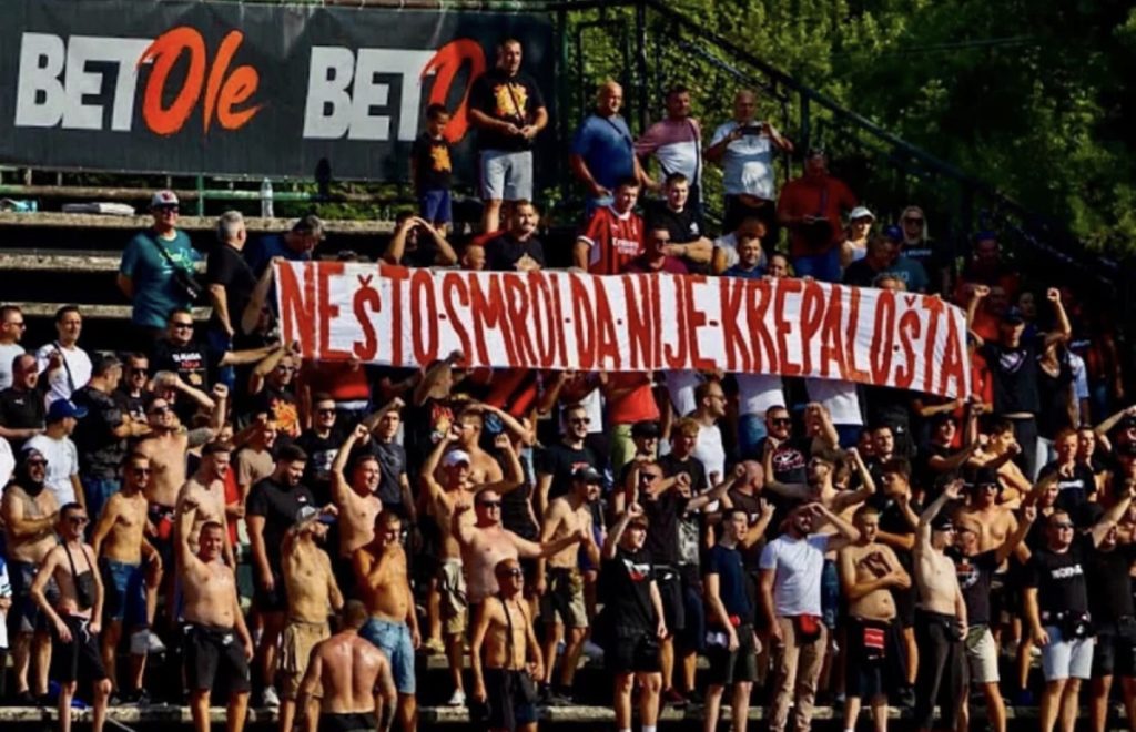 Fukare istakle parolu posvećenu monstrumu Ratku Mladiću: “Nešto smrdi, da nije krepalo šta?”