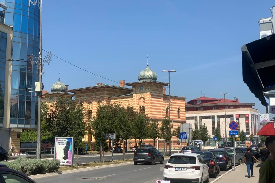 INCIDENT U BRČKOM KOJI JE UZNEMIRIO JAVNOST: Maloljetnicima tražili da skinu majice s ljiljanima, stigla oštra reakcija iz Skupštine INCIDENT U BRČKOM KOJI JE UZNEMIRIO JAVNOST: Maloljetnicima tražili da skinu majice s ljiljanima, stigla oštra reakcija iz Skupštine