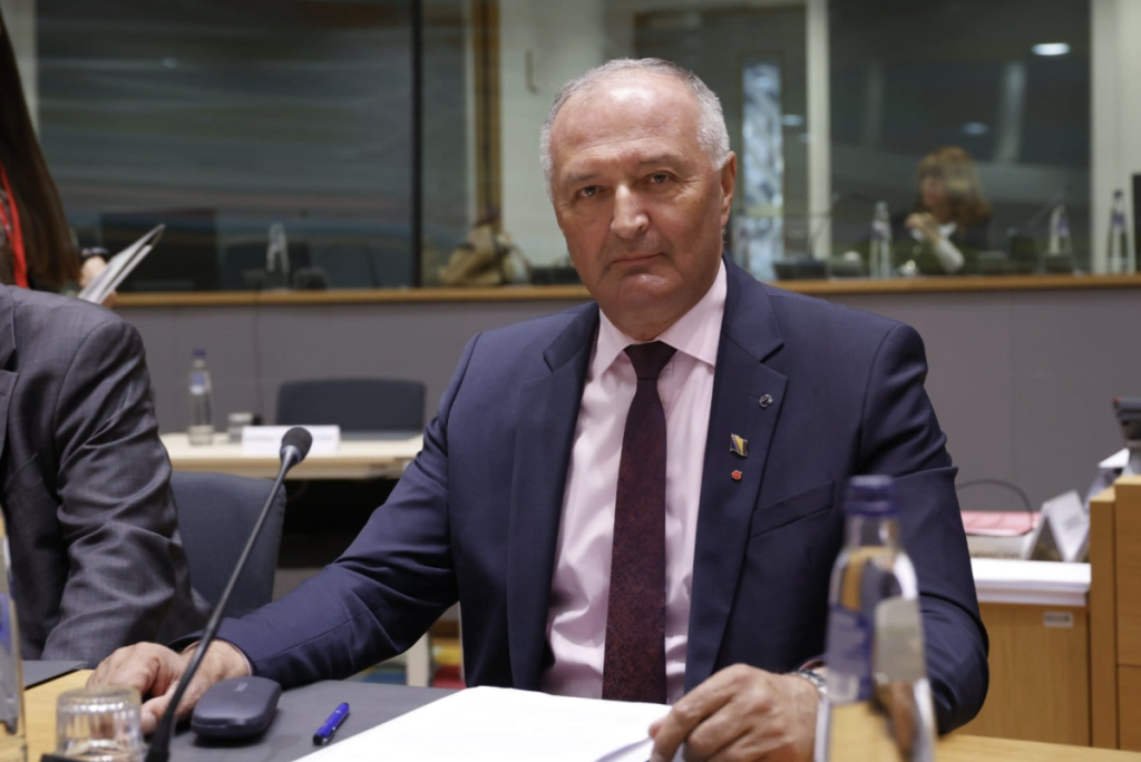 Ministar Helez o smrti Mladića: “Krep’o je osuđeni genocidaš i doživotni robijaš” Ministar Helez o smrti Mladića: “Krep’o je osuđeni genocidaš i doživotni robijaš”