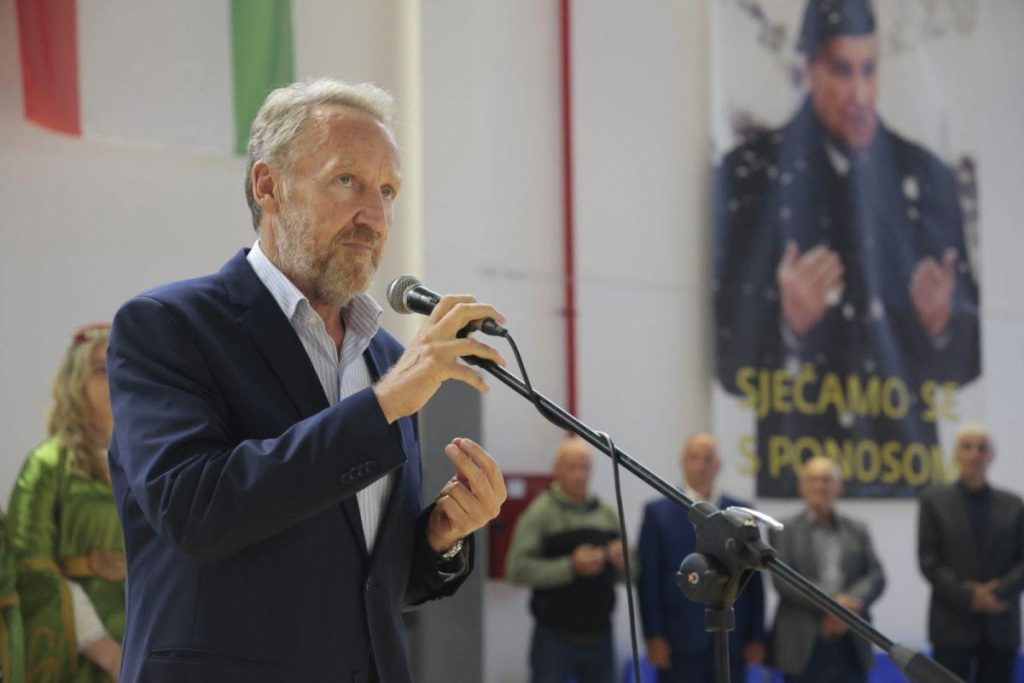 BAKIR IZETBEGOVIĆ POSLAO UPOZORENJE IZ TRAVNIKA: Ukoliko se patrioti ne ujedine, u pitanje će biti dovedena i sama…