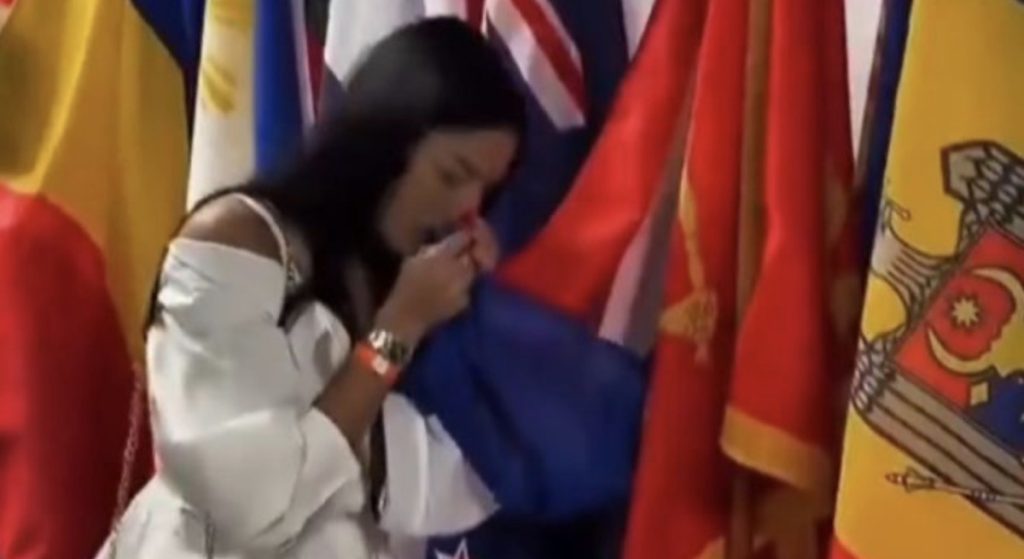 Srbijanska ambasadorica poljubila zastavu Nizozemske misleći da je srbijanska, pa pokazala tri prsta