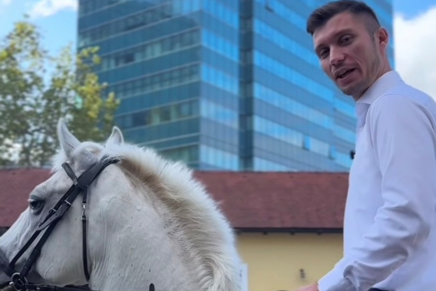 DOŠAO NA KONJU PRED VLADU RS-a: Političar zbog skupog goriva poslao brutalnu poruku vlastima (VIDEO)