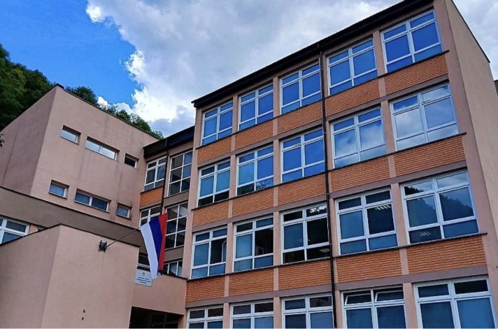 Roditelji iz Srebrenice dolaze na proteste pred školu u dresovima BiH, najveći problem ime Bajraktarevića