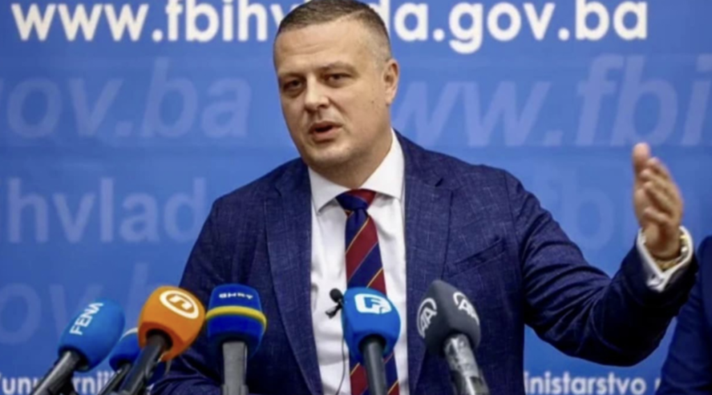 POSKOK optužio Vojina Mijatovića (SDP) i još četiri osobe: Terete ih da su konkurs prilagodili sarajevskoj firmi POSKOK optužio Vojina Mijatovića (SDP) i još četiri osobe: Terete ih da su konkurs prilagodili sarajevskoj firmi