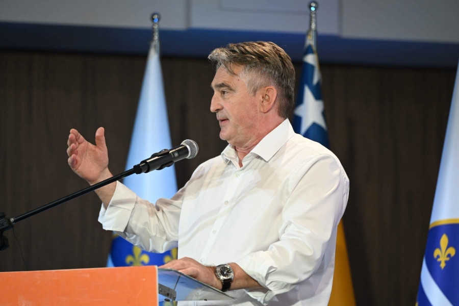 ŽELJKO KOMŠIĆ POSTAVIO ULTIMATUM: “Dirnu li u Memorijalni centar Srebrenica, sve probosanske stranke da kažu da neće praviti vlast s Dodikom” ŽELJKO KOMŠIĆ POSTAVIO ULTIMATUM: "Dirnu li u Memorijalni centar Srebrenica, sve probosanske stranke da kažu da neće praviti vlast s Dodikom"